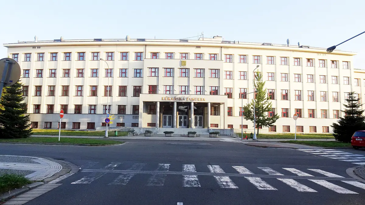 Здание: Медицинский факультет Карлова университета в Градце-Кралове